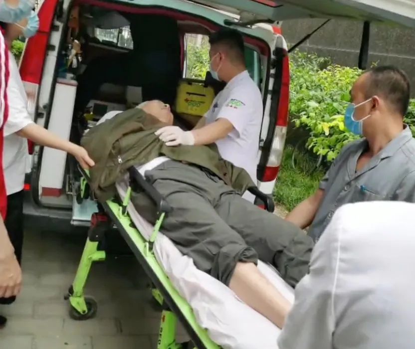 驚險(xiǎn)！外賣(mài)放門(mén)口一天沒(méi)人拿？警察開(kāi)鎖破門(mén)后……(圖6)